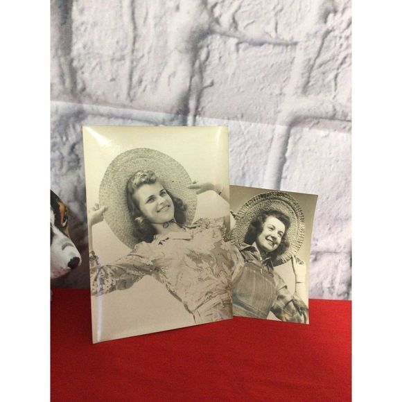 Vintage Original Found Photos “Hat Girls” B&W Snapshot Photos Photography 1950’s - Picture 1 of 10